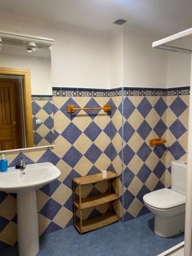 OviñanaにあるCasa Teránのバスルーム(トイレ、洗面台付)