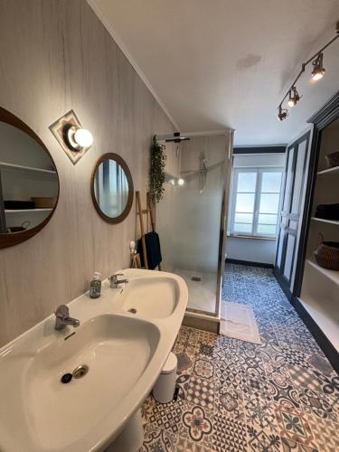une salle de bain avec un lavabo et une douche dans l'établissement LE QG, à Sainte-Mère-Église