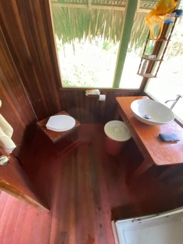 La salle de bains est pourvue de toilettes et d'un lavabo. dans l'établissement Jungle Lodge with lookout tower, à Pucallpa