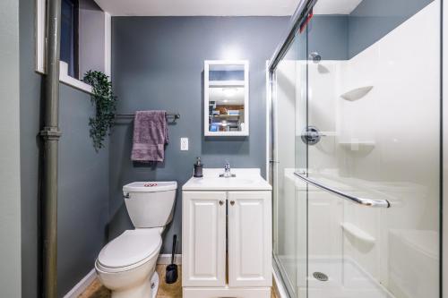 a bathroom with a toilet and a sink and a shower at Experience the Vibrant Energy of City Living in New York