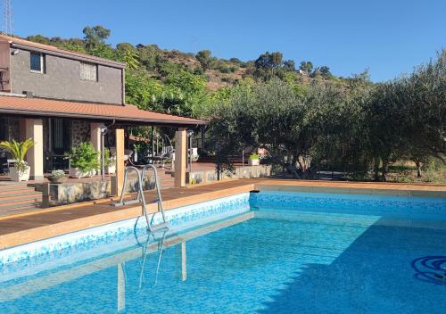 Bazén v ubytování Peri Peri Etna Guest House nebo v jeho okolí