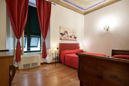- une chambre avec un lit rouge et des rideaux rouges dans l'établissement Affittacamere San Teodoro, à Albenga