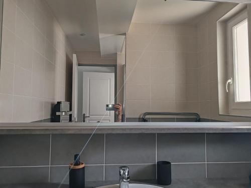 une salle de bain avec un lavabo et un miroir dans l'établissement Superbe appartement pour deux avec jacuzzi, à Vias