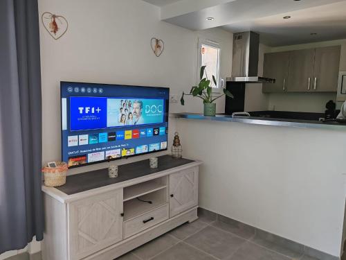 une cuisine avec une télévision à écran plat sur un comptoir dans l'établissement Superbe appartement pour deux avec jacuzzi, à Vias