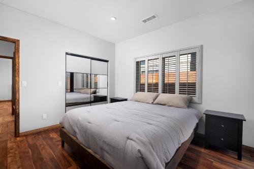 een witte slaapkamer met een groot bed en een raam bij Newly Constructed House in La Mesa in La Mesa