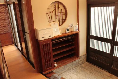 茅ヶ崎市にあるRental villa Saya - Vacation STAY 85439vのワインキャビネット(鏡付)とドアが備わる客室です。