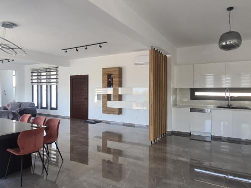 uma cozinha e sala de estar com mesa e cadeiras em Eva Luxury Villa em Lachi