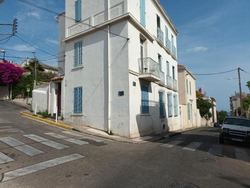 un bâtiment blanc au bord d'une rue dans l'établissement Studios à 50 m des plages du Mourillon, à Toulon
