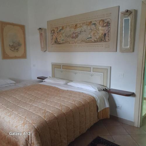 - une chambre avec un lit et une peinture murale dans l'établissement villart, à Carbonara Scrivia