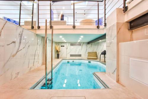 - une piscine dans un bâtiment doté d'un plafond dans l'établissement Deauville Luxury Blue Loft - sauna and inside pool, à Trouville-sur-Mer