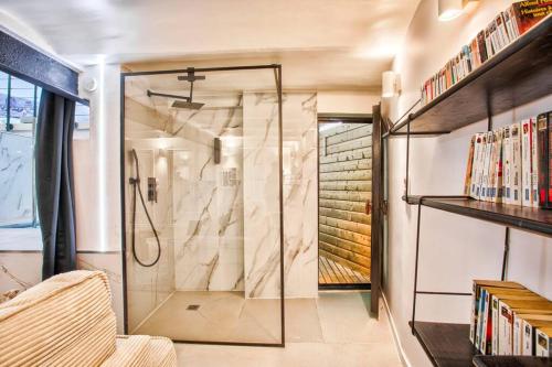 eine Dusche mit Glastür in einem Zimmer in der Unterkunft Deauville Luxury Blue Loft - sauna and inside pool in Trouville-sur-Mer