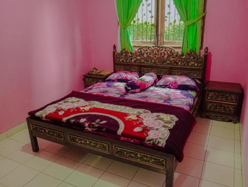 a bedroom with a bed in a pink room at Villa family Montana 3 in Cicadas