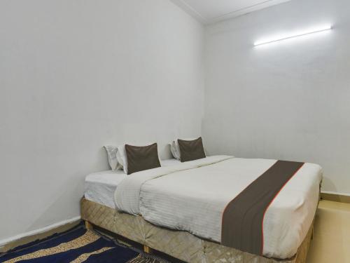 sypialnia z dużym łóżkiem w białym pokoju w obiekcie Collection O Goa Savera Holiday Homes w mieście Nerul