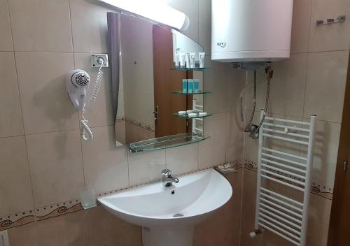 uma casa de banho com um lavatório e um secador de cabelo em Family 2 bed Apartment in Bansko em Bansko