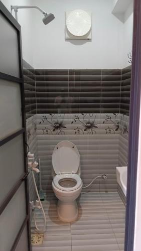 ein Bad mit einem WC und einem Waschbecken in der Unterkunft GSS TOWER HOTEL in Lahore