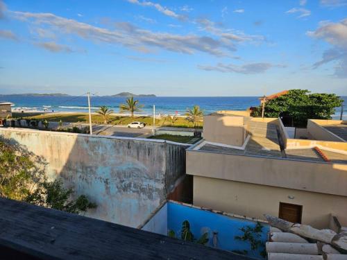 vista sull'oceano dal tetto di un edificio di Studio com banheira de frente para o mar a Cabo Frio