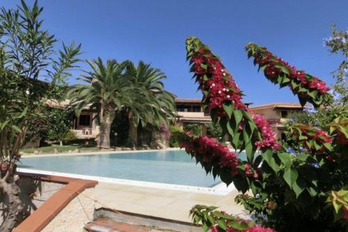 The swimming pool at or close to Blue&Green House With Shared Pool - Happy Rentals