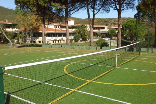 Tennis and/or squash facilities at Blue&Green House With Shared Pool - Happy Rentals or nearby