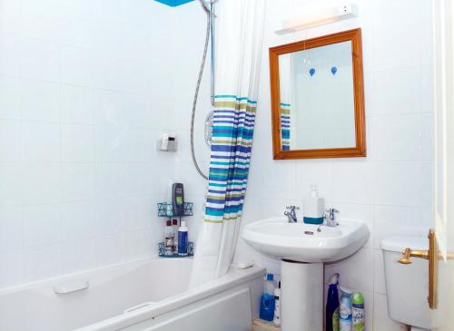 都柏林的住宿－Kieran's Place，浴室配有盥洗盆、镜子和浴缸
