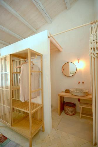 a room with a shelf and a table and a mirror at Casa Imayah charming B&B in Noto