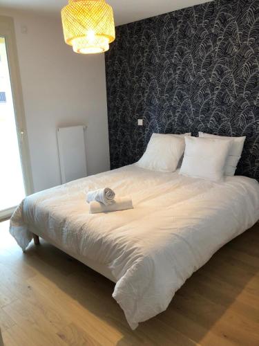 - un grand lit avec une serviette dans l'établissement T2 - 1 ch - Garage privé - Balcon - 15 min du lac, à Annecy