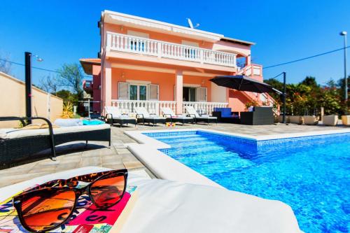 Bazén v ubytovaní Family Friendly Pool House Ana - Happy Rentals alebo v jeho blízkosti