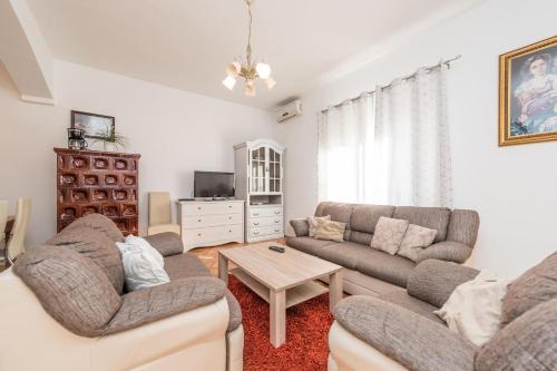 Family Friendly Pool House Ana near Zadar - Happy Rentals