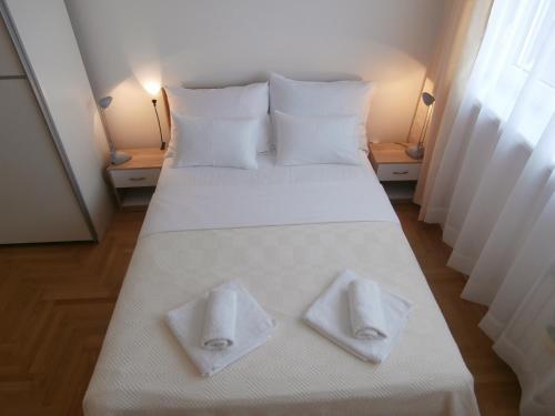 sypialnia z 2 białymi ręcznikami na łóżku w obiekcie Apartment Anamarija w Zagrzebiu