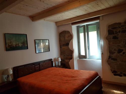 Schlafzimmer mit einem Bett und einem Fenster in der Unterkunft VILLA Casa MICHELA Pau in Pau