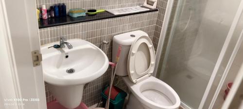 a small bathroom with a toilet and a sink at 中央车站附近的帮松丽景28.887/D in Bang Su