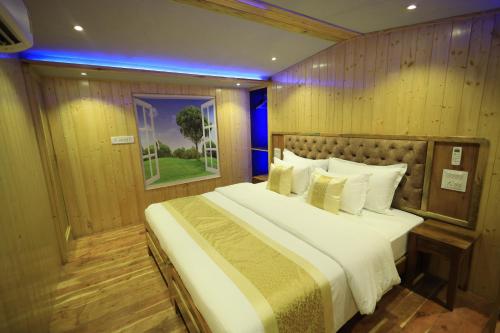 Postel nebo postele na pokoji v ubytování Amrit Van Resort