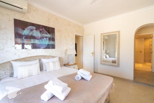 1 dormitorio con 1 cama grande y toallas. en Villa Bonita CostaBlancaDreams en Pedramala