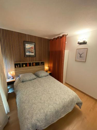 - une chambre avec un lit et un mur rayé dans l'établissement Scandinavian Experience 5 chambres ****, à Toulouse