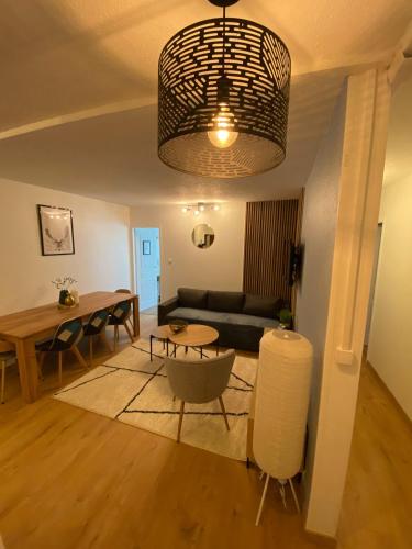 un salon avec un canapé et une table dans l'établissement Scandinavian Experience 5 chambres ****, à Toulouse