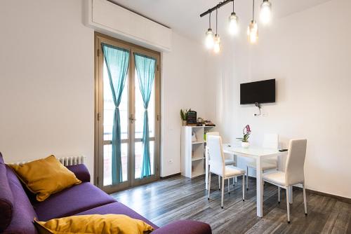 Mari Urbani في لا سبيتسيا: غرفة معيشة مع أريكة أرجوانية وطاولة