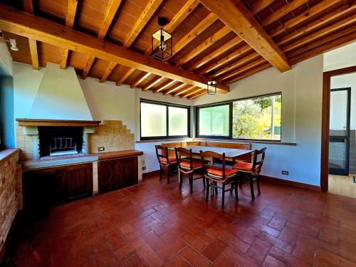 uma sala de jantar com uma mesa e cadeiras e uma lareira em Guest House Fantaccini em Pelago