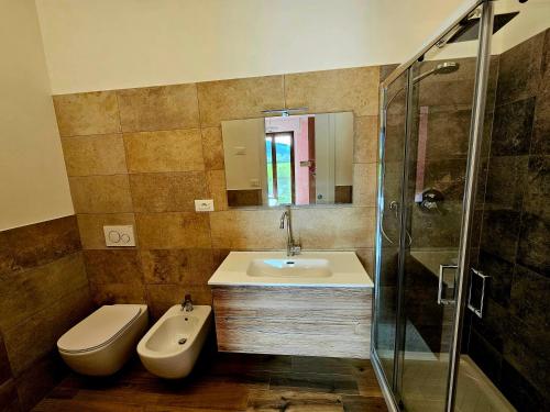 y baño con lavabo, aseo y ducha. en Guest House Fantaccini, en Pelago
