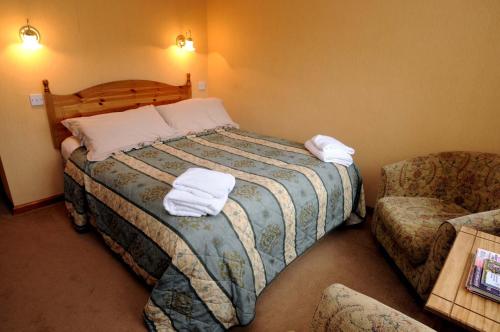 
A bed or beds in a room at Abbey Court Guest House

