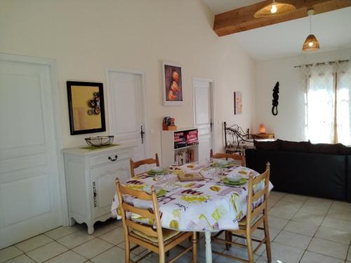 une salle à manger avec une table et quelques chaises dans l'établissement Sirius, à Fa