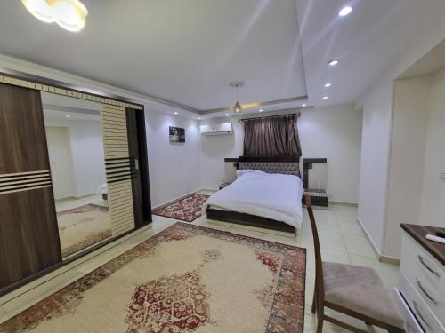 Schlafzimmer mit einem Bett und einer großen Glasschiebetür in der Unterkunft شقه فندقيه بالدقي in Kairo