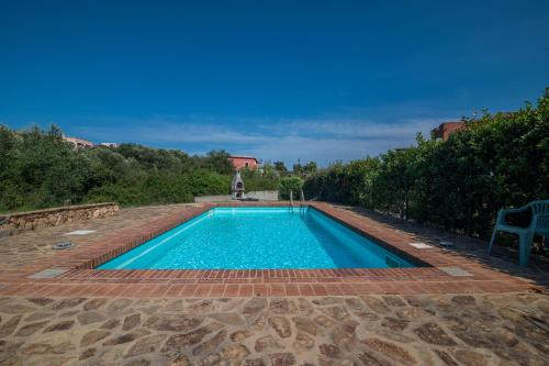 Swimmingpoolen hos eller tæt på Celeste House With Pool - Happy Rentals