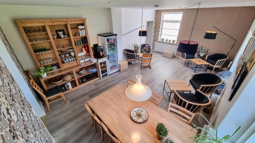 uma vista superior de uma sala de estar com uma mesa e cadeiras em Bandholm Bed and Breakfast em Bandholm