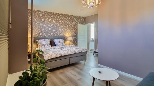 um quarto com uma cama e uma mesa em Bandholm Bed and Breakfast em Bandholm