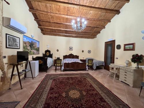 sala de estar con cama y alfombra en Azienda agricola La Torre, en Corleone