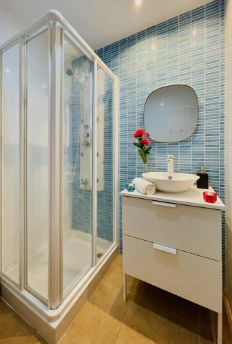 a bathroom with a shower and a sink at Hestía Vera Salinas Tu hogar para desconectar in Playas de Vera
