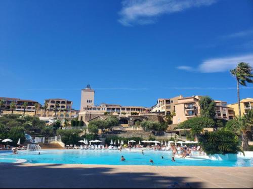 un groupe de personnes dans une piscine d'un complexe hôtelier dans l'établissement Cap Esterel - Charmant T2 climatisé vue mer 4/5 pers - Piscine - Parking, à Agay