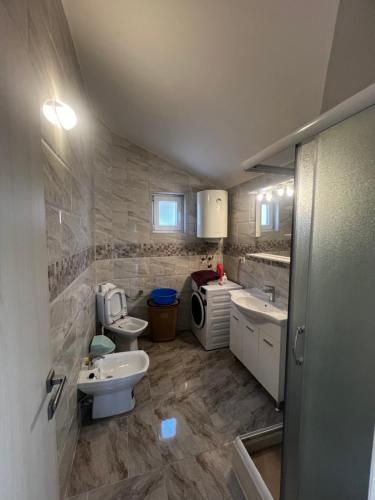 ein Badezimmer mit 2 Waschbecken und 2 WCs in der Unterkunft Dvosoban kompletno sredjen stan in Tivat