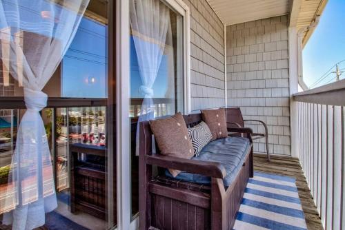 Kraken's Den * Oceanview * Steps to ocean * Poolにあるバルコニーまたはテラス