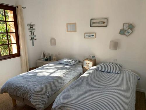 deux lits côte à côte dans une pièce dans l'établissement Villa 8 pers Aux Issambres Vue Mer & Piscine chauffée, à Roquebrune-sur Argens