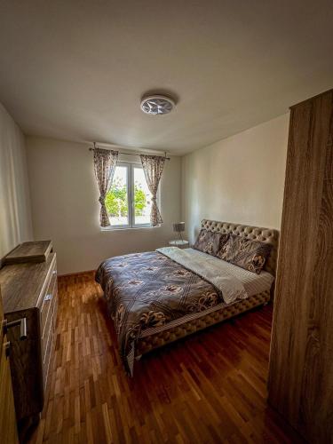 1 dormitorio con cama y ventana en Dado apartman 2 en Kraljevo